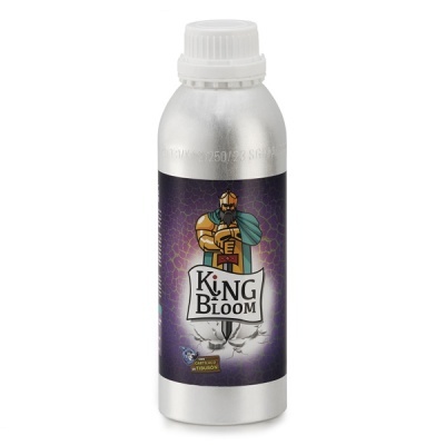 Frasco de alumínio prateado com rótulo roxo King Bloom e imagem de cavaleiro