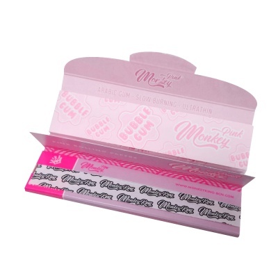 Caixa rosa de papel com folhas para enrolar tabaco