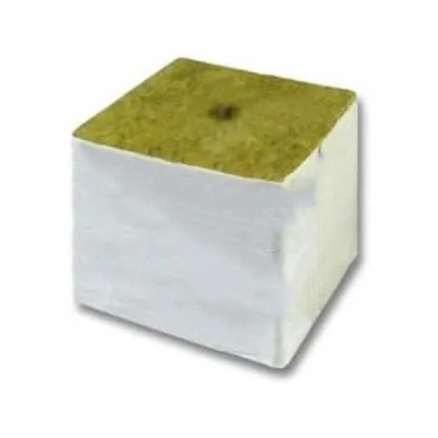 Bloco cúbico branco com topo verde texturizado
