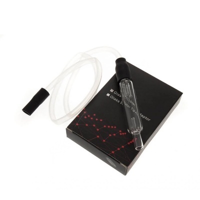 Adaptador de vidro com tubo transparente e conectores pretos sobre caixa preta com padrão vermelho