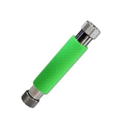 Produto metálico com capa verde e tampas rosqueadas prateadas