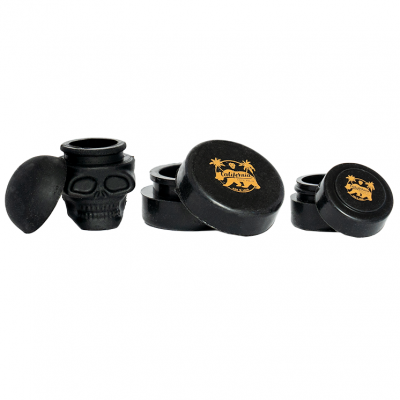 Recipientes pretos pequenos, incluindo um em forma de caveira e outros cilíndricos com estampas douradas.