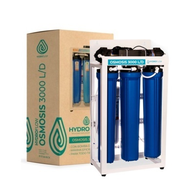 Sistema de osmose inversa Hydroflow Osmosis 3000 L/D com três cilindros azuis e embalagem castanha