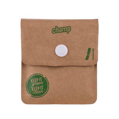 Bolsa de papel castanho com texto e selo verde e botão branco