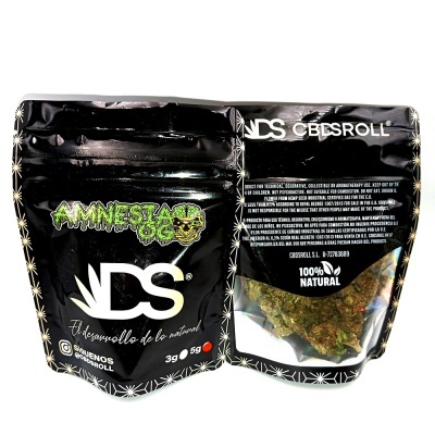 Embalagem preta de plástico para flores CBD com texto e janela transparente mostrando produto