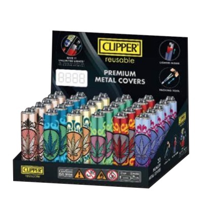 Expositor com isqueiros Clipper reutilizáveis com capas metálicas coloridas e padrões de folhas