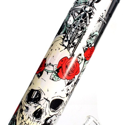 Tubo de vidro com caveira, rosas vermelhas e espada desenhadas