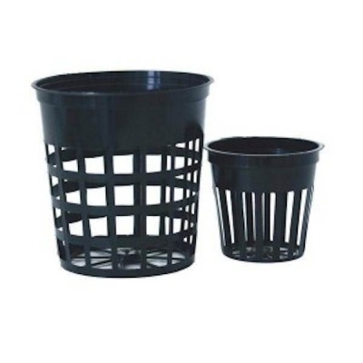 Dois vasos de planta de plástico preto com padrão de grelha