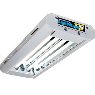 Luminária fluorescente branca retangular com 3 tubos e etiqueta LightWave 5