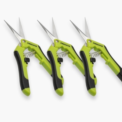 Três tesouras de jardinagem verdes e pretas com lâminas metálicas e mola visível