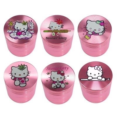 Seis grinders metálicos cor-de-rosa com desenhos de gato estilo cartoon e temas de cannabis