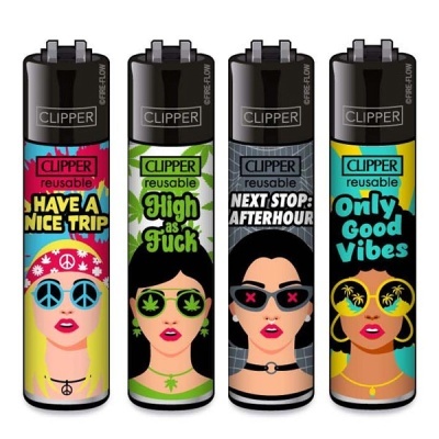 Quatro isqueiros Clipper reutilizáveis com designs coloridos e frases distintas.