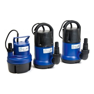 Três bombas submersíveis azuis e pretas com etiquetas técnicas em fundo branco