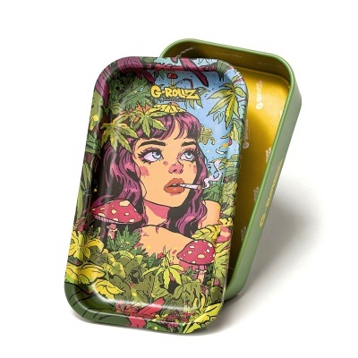 Tabuleiro metálico com ilustração colorida de mulher a fumar e caixa metálica verde e dourada.