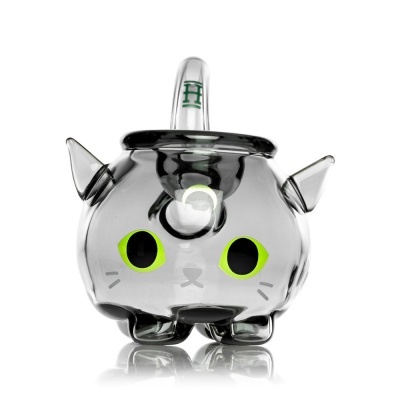 Moinho de vidro transparente com desenho de rosto de gato com olhos verdes.