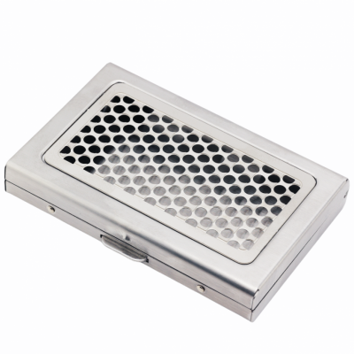 Estojo metálico prateado com padrão de furos redondos na tampa