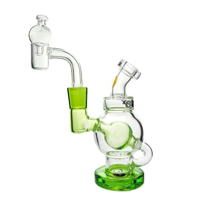 Piteira de vidro verde e transparente com base e corpo esférico