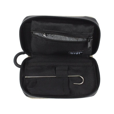 Estojo preto aberto com bolsa pequena e gancho metálico