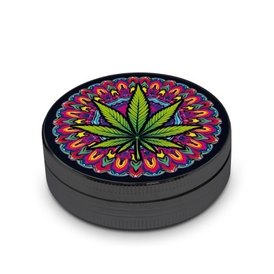 Triturador preto com design de folha de cannabis verde e padrão psicadélico colorido no tampo