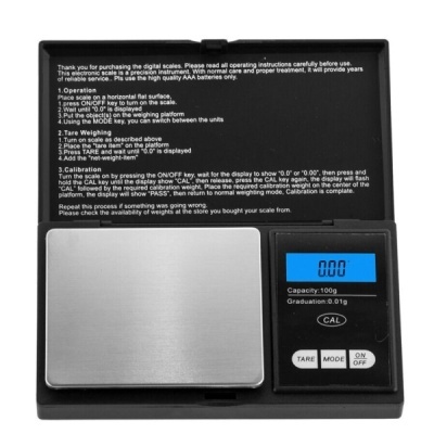 balança digital de precisão preta com superfície em aço inoxidável e ecrã LCD azul