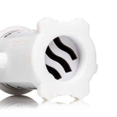 Tubo branco plástico com cortes wave pretos numa extremidade