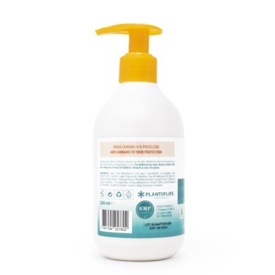 Frasco branco com tampa de bomba amarela e rótulo com texto de produto cosmético