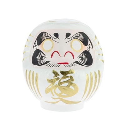Figura Daruma branca com detalhes dourados e pretos e escrita dourada