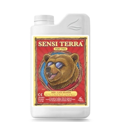 Frasco branco com rótulo vermelho e imagem de urso de óculos escuros