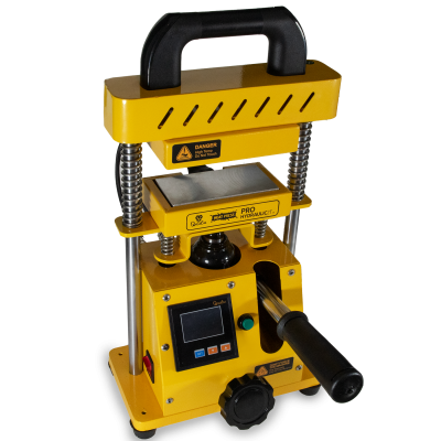 Prensa hidráulica amarela com detalhes em preto e visor digital