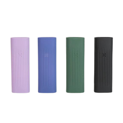 Caixas retangulares coloridas com textura estriada e logótipo em relevo