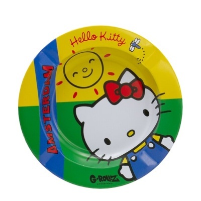 Prato redondo colorido com desenho de Hello Kitty e texto AMSTERDAM