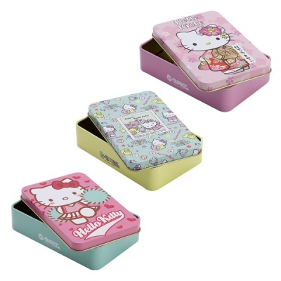 Três caixas metálicas decoradas com desenhos de Hello Kitty