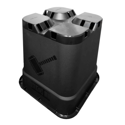 Cubo de plástico preto com quatro cavidades quadradas e símbolo de martelo