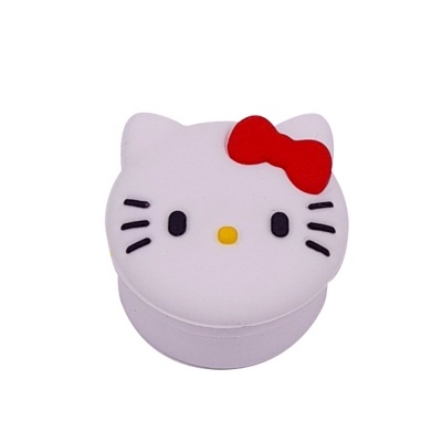 Caixa em forma de cabeça de gato branco com laço vermelho