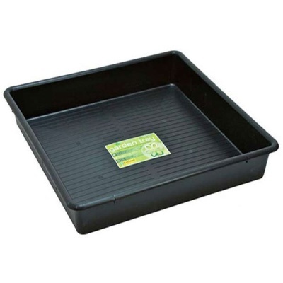 Bandeja quadrada preta de plástico com etiqueta verde