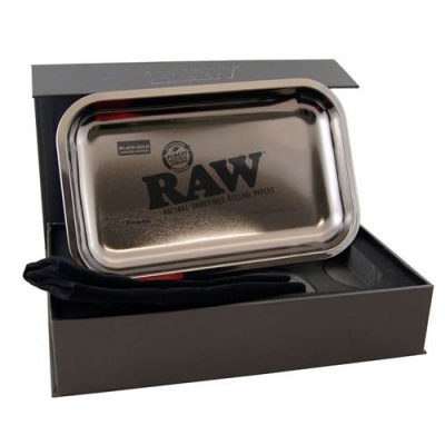Tabuleiro metálico RAW prateado numa caixa preta com bolsa de veludo