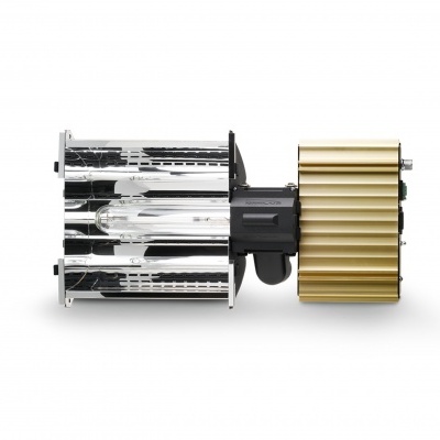 Módulo de iluminação industrial metálico prateado e dourado sobre fundo branco