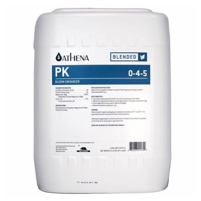 Recipiente branco grande com rótulo de fertilizante Athena PK 0-4-5