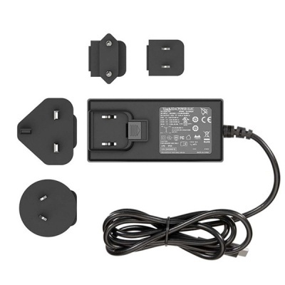 Carregador preto com cabo e adaptadores de tomada sobre fundo branco