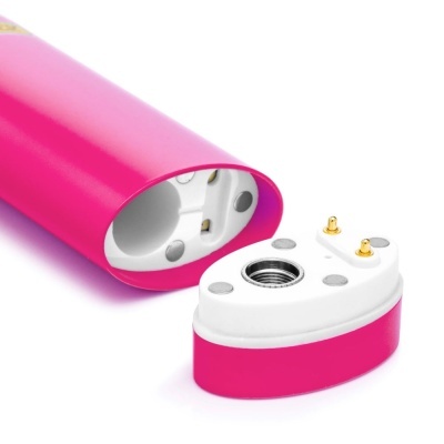 Peça eletrónica rosa e branca com conectores metálicos sobre fundo branco