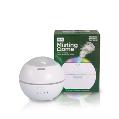 Difusor branco redondo e embalagem verde com texto Misting Home
