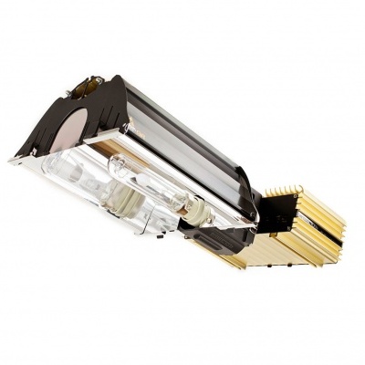 Lâmpada de halogéneo industrial com estrutura metálica preto e dourado