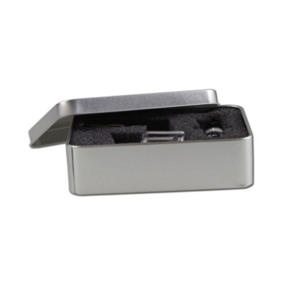 Estojo metálico prateado com acessórios em espuma negra