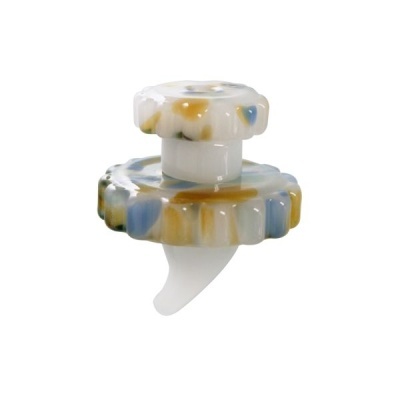 Peça decorativa de jade azul, branca e castanha em fundo branco