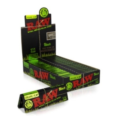 Embalagens RAW Black de papel para enrolar em caixa preta com texto vermelho e verde