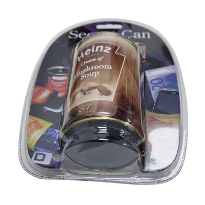 Lata de sopa Heinz cream of mushroom soup em embalagem plástica transparente sobre base com imagens coloridas.