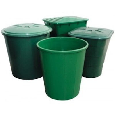 Conjunto de quatro recipientes plásticos verdes com tampas e um balde aberto