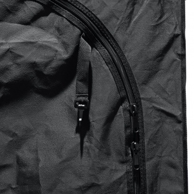 Fecho de correr preto em tecido sintético preto enrugado