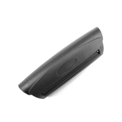 Acessório negro curvado para automóvel em fundo branco