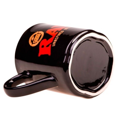 Caneca preta de cerâmica com texto RAW